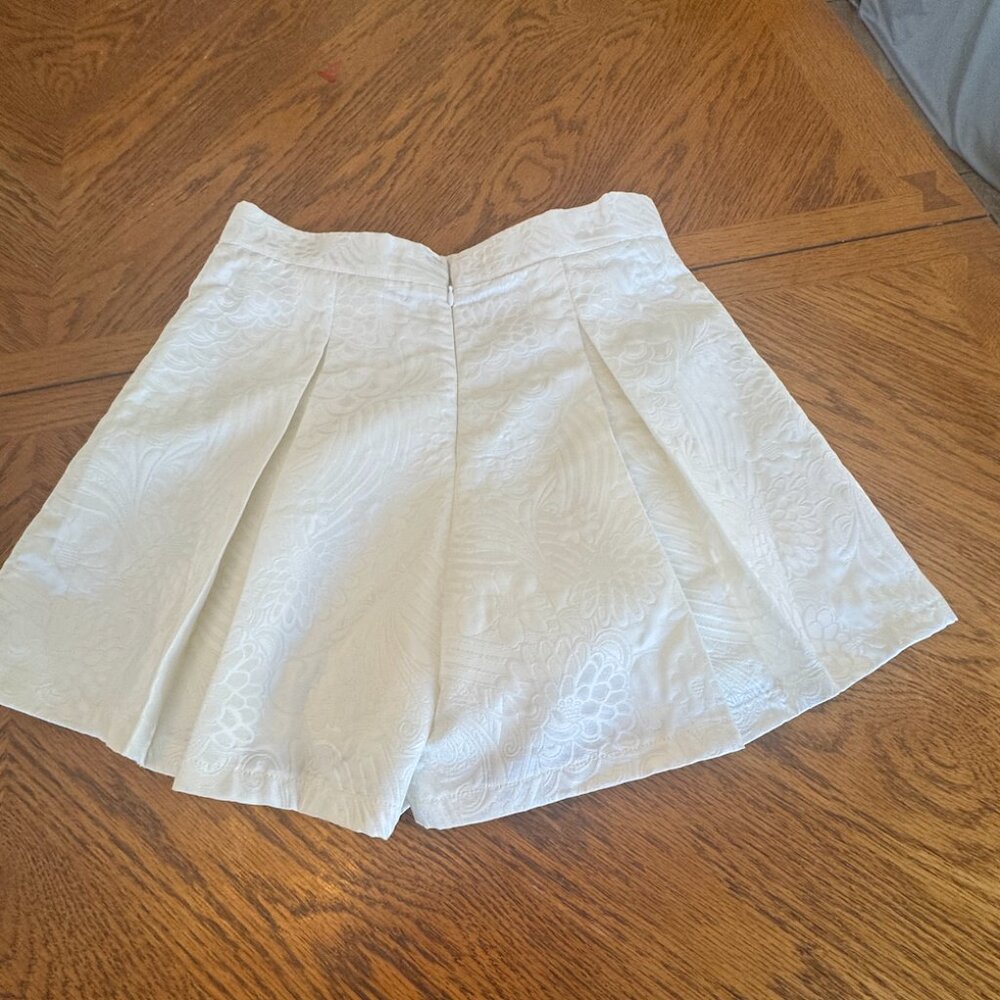 Blithe white embossed high-waisted shorts, size M… - image 5